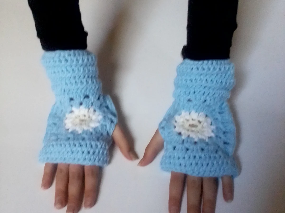 Daisy fingerless gloves